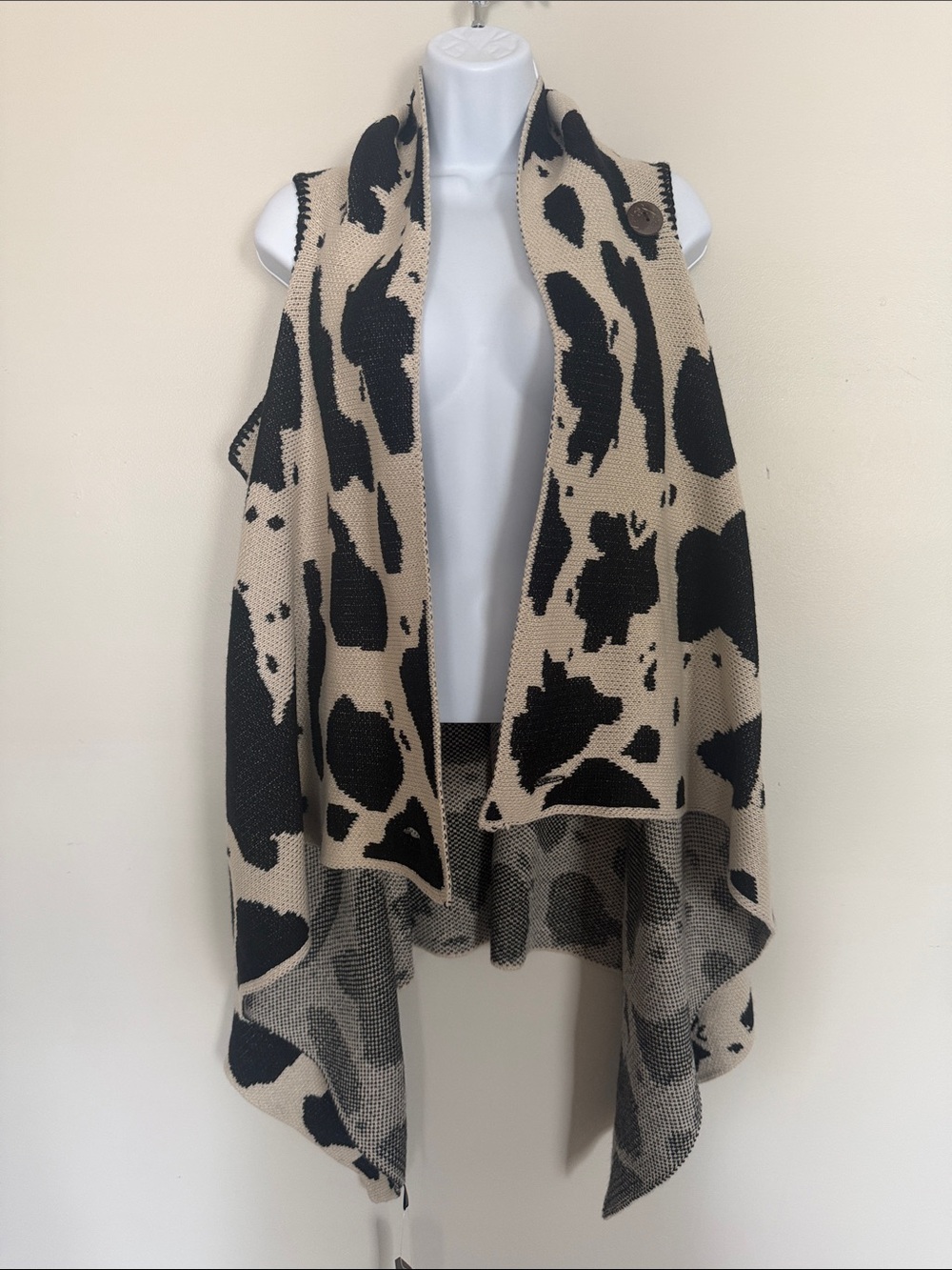 Animal Print Open-Front Knit sweater vest in Beige and Black